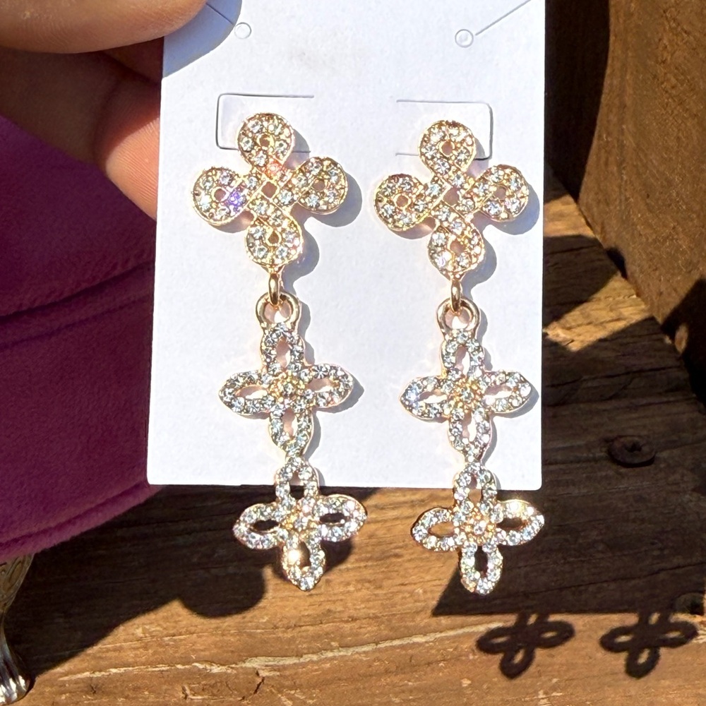 NEW Clover Flower Dangle Gold Tiered Crystal Lightweight Earrings - Picture 3 of 3